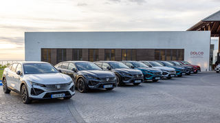 mid Barcelona - Der Peugeot 408 kommt in sechs Farben daher.