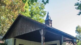Mit und ohne: Nach dem Abriss der alten Aussegnungshalle auf dem Zeller Friedhof (Bild links) und dem Bau der neuen Halle ohne Glockenturm (Bild rechts), wünschte sich der Ortsbeirat, dass der Glockenturm auch zukünftig auf dem Friedhofsgelände aufgestellt wird. Dafür soll der Ortsbeirat die Kosten übernehmen. Da noch keine Kostenschätzung vorliegt, hängt das Projekt aber weiter in der Luft.