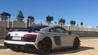 mid Sevilla - Ökologisch ist der neue Audi R8 GT auf dem Prüfstand, aber es wartet ein unfassbares Erlebnis von Geschwindigkeit und Dynamik.