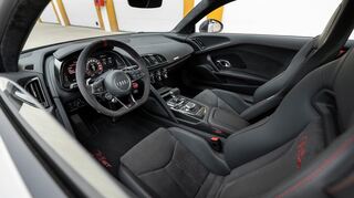 mid Sevilla - Im Innenraum führt die Audi Sport GmbH die Hommage an den ersten R8 GT von 2010 fort in einer Kombination aus Schwarz und Rot.