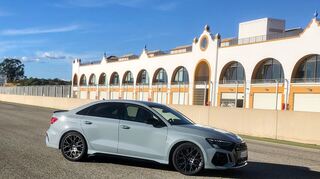 mid Sevilla - Die 407 PS starke Ausbaustufe des 2,5-Liter-Turbo-Fünfzylinders arbeitet im Audi RS 3 performance edition.