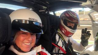 mid Sevilla - mid-Autorin Solveig Grewe im Renntaxi mit Frank Stippler.