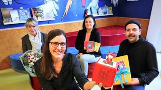 Die Bensheimer Kindergeschichte „Die Wuselwatze“ von Erika Ertl wurde auf Initiative der Stadtbibliothek als Hörspiel aufgenommen und kann als „Tonie“ ab sofort ausgeliehen werden. Unser Bild zeigt (v.l.) die Tochter von Erika Ertl Nina Schmelzing, Mareike Gnändiger und Winnie Lechterbeck von der Stadtbibliothek und Lesepate Florian Schmanke.
