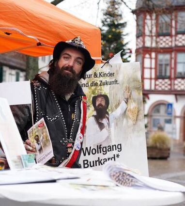 An ihren jeweiligen Infoständen warben gestern Herausforderer Burkard (l.) und Amtsinhaber Schönung (r.) um Stimmen für die Bürgermeisterwahl.