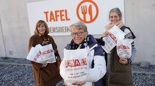 Mariette Rettig von der Bensheimer Tafel (Mitte), Irene Schmidt vom Soroptimist International Club Bensheim/Heppenheim (l.) und Marion Vatter, Frauen- und Gleichstellungsbeauftragte der Stadt Bensheim, unterstützen die Aktion „Gewalt kommt mir nicht in die Tüte“ des Arbeitskreises gegen häusliche Gewalt im Kreis Bergstraße.
