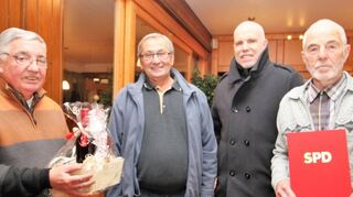 Karl Schneider (rechts) ist seit 50 Jahren SPD-Mitglied. Er wurde vom Vorsitzenden Wolfgang Helfrich, seinem Stellvertreter Werner Heist und Bürgermeister Andreas Heun (von links) ausgezeichnet.