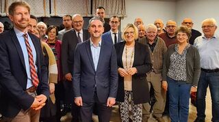 Vorsitzender Carsten Stephan (vorne, links) und die CDU-Kreisvorsitzende Birgit Heitland mit dem Bürgermeister-Kandidaten Christian Lannert.