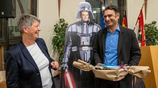 Möge die Macht mit dir sein: Der langjährige hauptamtliche Stadtrat und Finanzdezernent Adil Oyan wurde am Freitag im Rathaus unter anderem von Bürgermeisterin Christine Klein offiziell verabschiedet.