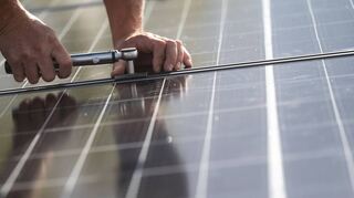Mitarbeiter der Firma Sontec GmbH montieren Photovoltaikmodule auf dem Dach eines Wohnhauses. Die Nachfrage zu den Angeboten der Energieberatung ist bei der Landesenergieagentur (Lena) in Sachsen-Anhalt stark gestiegen. (zu dpa «Nachfrage nach Energieberatung in Sachsen-Anhalt steigt») +++ dpa-Bildfunk +++