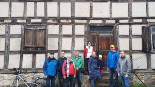 SPD-Ortstermin beim Fachwerkhaus Rheinstraße 9: Unser Bild zeigt (v.l.) Kurt Müller (VfH), die SPD-Kommunalpolitiker Sven Giörtz, Beigeordneter Joachim Trautmann, Reimund Strauch, Michaela Wiegand, Susanne Boor sowie Bürgermeister Helmut Glanzner (2.v.r.) und Erster Beigeordneter Patrick Freudenberger (r.).