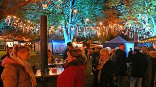 Treffpunkt zum Genießen: Die Stände auf dem Lorscher Weihnachtsmarkt boten eine riesige Auswahl an Speisen und Getränken.