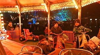 Für die kleinsten Besucher drehte sich auf dem Weihnachtsmarkt wieder das Kinderkarussell.