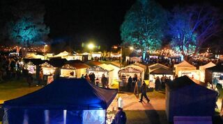 Einen schönen Anblick bot der Lorscher Weihnachtsmarkt vom Klosterhügel aus.