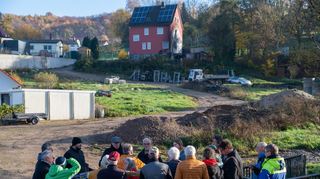 An der Wilhelm-Leuschner-Straße in Gadernheim sollen Wohnhäuser gebaut werden, entlang einer neuen Straße. Der Lautertaler Bauausschuss informierte sich bei einem Ortstermin über das Projekt.