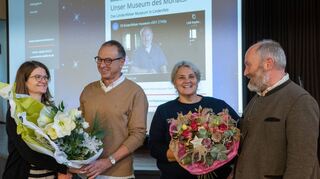 Beim Museumstreff in Lindenfels gab es zum Dank für ihr Engagement Blumen für Klaus Johe und Annette Stöcker, überreicht von Sabrina Lütcke vom Kurservice und dem Leiter des Heimatmuseums, Matthias Roth.