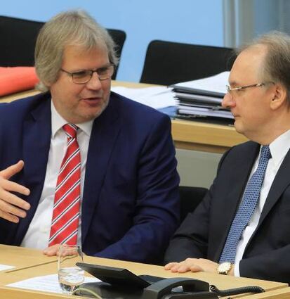 Jens Bullerjahn (l.) mit Regierungschef Reiner Haseloff.