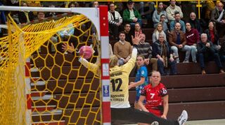 Lotta Heider erzielt im Heimspiel der Flames gegen Buxtehude eines ihrer drei Tore – nach einer starken ersten Halbzeit ließen sich die Bensheimerinnen den Schneid abkaufen und sie verloren 27:30.