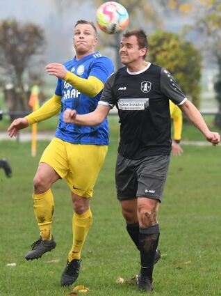 Der Schwanheimer Andre Knecht (li.) im Kopfball-Duell mit dem Gadernheimer Niklas Walter.