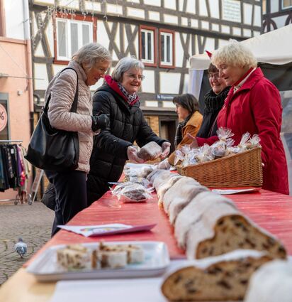 bbe, Bensheim, Bensheim hilft verkauft Riesenstollen an der Alten Faktorei,  ,, Bild: Thomas Neu
