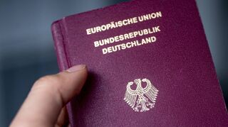 Die Bundesregierung will die Einbürgerung erleichtern.