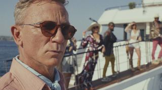 Daniel Craig (l.) schlüpft in „Glass Onion: A Knives Out Mystery“ wieder in die Rolle des Meisterdetektives Benoit Blanc.