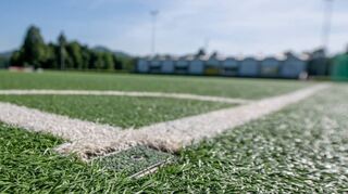 Die beiden Kunstrasenplätze im Weiherhausstadion müssen grundhaft erneuert werden, dafür sind rund 1,2 Millionen Euro im städtischen Haushaltsplan für 2023 eingeplant. Das Zahlenwerk wurde im Ortsbeirat Auerbach diskutiert und mehrheitlich angenommen.