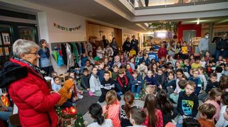 Bensheim, Spende an Bensheimer Tafel von Grundschule in den Kappesgärten, Mariette Rettig links im Bild, ,, Bild: Thomas Neu