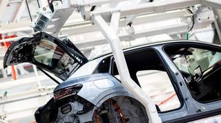 Lange Lieferzeiten bei manchen Modellen können die Geduld von Autokäuferinnen und Autokäufern ganz schön auf die Probe stellen.