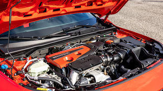 mid Lissabon - 242 kW/329 PS liefert der aktualisierte Vierzylinder-Turbobenziner. In Japan sind es übrigens 330 PS, ein PS fällt dem OPF zum Opfer.
