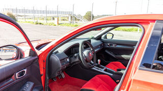mid Lissabon - Das typische Type R rot im Innenraum kommt natürlich auch im neuen Honda Civic Type R zum Einsatz.