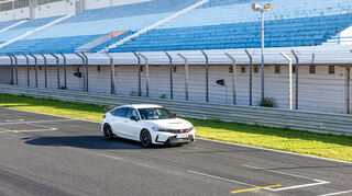 mid Lissabon - Erste Ausfahrt auf dem Circuito do Estoril in Portugal.