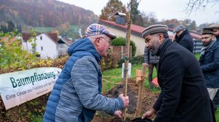 Der Elmshäuser Ortsvorsteher Walter Kirschbaum sowie Muhammed Asif von der Bensheimer Ahmadiyya-Gemeinde haben gemeinsam eine Ulme gepflanzt.