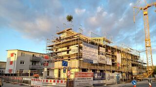 Im Neubaugebiet „ehemalige Brotfabrik“ wurde jetzt die letzte Lücke geschlossen und Richtfest am letzten im Bau befindlichen Wohn- und Geschäftshaus in der Werner-von-Siemens-Straße gefeiert.