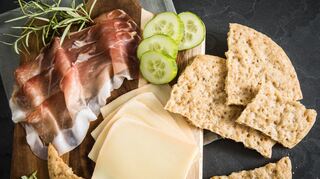Traditionell wird Schüttelbrot mit Speck oder Käse als Zwischenmahlzeit gegessen.