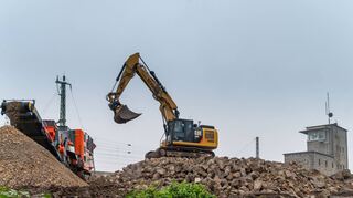 Am alten Stellwerk in der Dammstraße sind derzeit die Bagger im Einsatz. Dort soll bekanntlich Wohnraum entstehen.