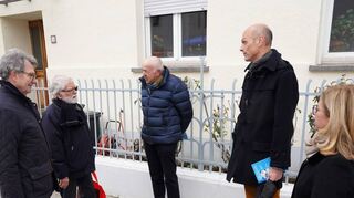 Die Jubiläumsstiftung der Sparkasse hat mit einer Spende an den AK Synagoge unter anderem die Verlegung einer „Stolperschwelle“ vor der ehemaligen Synagoge unterstützt. Unser Bild zeigt (v.l.) Ulrich Kühnhold, Fritz Kilthau, Dieter Becher, Holger Habich und Andrea Jäger