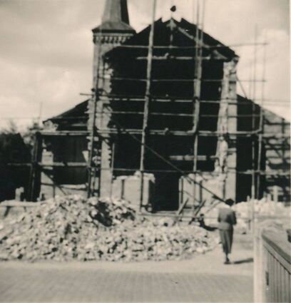 Die Pfarrkirche St. Michael während des Umbaus Mitte der 1950er Jahre (l.) und in der Zeit davor (r.).