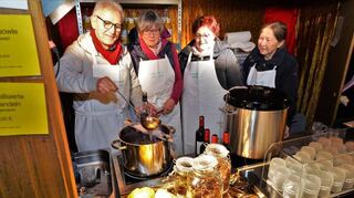 An 20 Ständen und Buden gab beim Zwingenberger Weihnachtsmarkt auf dem Marktplatz kulinarische Genüsse und liebevoll gestaltetes Kunsthandwerk.