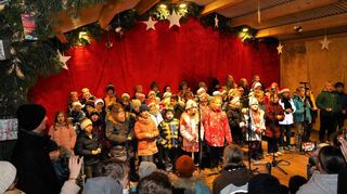 Der 44. Zwingenberger Weihnachtsmarkt wurde am Freitagabend von Kindern der Melibokusschule musikalisch eröffnet.