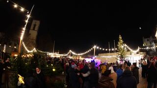 Der Lindenfelser Weihnachtsmarkt unter der Burg lockte am Wochenende viele Besucher an.