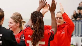 Flames-Trainerin Heike Ahlgrimm (re.), die hier Ndidi Agwunedu abklatscht, war nach dem überzeugenden Pokal-Auftritt ihrer Mannschaft in Regensburg die Freude ins Gesicht geschrieben.