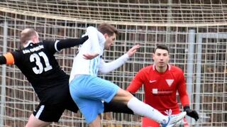 Torben Gatscha traf für Lorsch II doppelt. Hier können die Einhäuser Sebastian Schumacher (li.) und Keeper Marvin Stellmann das 1:1 nicht verhindern.