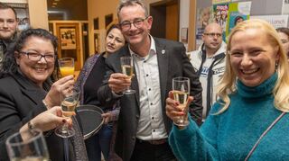 Gestern Abend wurde im Stadthaus Sekt ausgeschenkt und Christian Schönung (M.) feierte mit vielen Gästen seinen dritten Sieg bei einer Bürgermeisterwahl. Mehr als 4570 Lorscher stimmten für ihn.