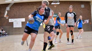 Die Heppenheimerin Laura Heitkamp (li.) versucht, an Lola-Spielerin Marie-Christin Hafner vorbeizukommen.