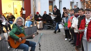 Gabi Hoppe spielte Gitarre und die Kommunionkinder sangen Weihnachtslieder beim Advents-Event für die Bewohner des Caritaszentrums St. Vinzenz.