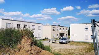 Viele Wohnungen der von der Christophorus Wohnheime eG gebauten Unterkunft an der Einhäuser Friedhofstraße sind mit geflüchteten Menschen belegt, die mittlerweile einen Aufenthaltsstatus besitzen und sich eine eigene Bleibe auf dem freien Mietmarkt suchen müssten. Doch das ist angesichts der Wohnraumknappheit kaum möglich. Im Rathaus hofft man, dass auf dem Grundstück bald das angekündigte vierte Haus gebaut wird, in dem Sozialwohnungen entstehen sollen.