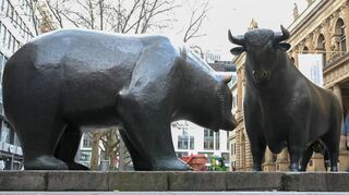 Die Bronzefiguren „Bulle und Bär“ – Symbole für den Börsenauf- und abschwung – stehen auf dem Platz vor der Frankfurter Wertpapierbörse.