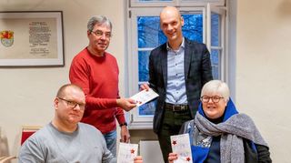 Bürgermeister Holger Habich (stehend, r.) hat in dieser Woche die alljährlichen Weihnachtsspenden der Stadt Zwingenberg an Ludwig März (Inti Runa, stehend, l.), Konstanze Hiemenz (Verein Frauenhaus Bergstraße) und Björn Metzgen (Zentrum für Wohnungslosenhilfe des Diakonischen Werkes Bergstraße) übergeben.