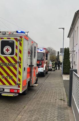 bzw_FFW_Einsatz_2022-12-05

Zwingenberg, Feuerwehreinsatz 5.12.2022, Bild: Feuerwehr Zwingenberg / Karl-Heinz Zecher
Zwingenberg. Die Freiwillige Feuerwehr Zwingenberg rückte am Montag um 9.48 Uhr zu einem Anwesen an der Straße Gartenfeld aus, um dem Rettungsdienst die medizinische Versorgung einer hilflosen Person zu ermöglichen, wie stellvertretender Stadtbrandinspektor Karl-Heinz Zecher berichtet. Die ehrenamtlichen Retter der Einsatzabteilung mussten unter Aufsicht der Polizei eine Tür für die Sanitäter öffnen. Ausgerückt waren unter Einsatzleitung von Stadtbrandinspektor Reiner Schellhaas acht Kameraden in drei Fahrzeugen. red/Bild: Zecher