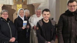 Spendenübergabe der Pfarrei St. Michael an die St. Vinzenz-Stiftung Heppenheim. Unser Bild zeigt (v.l.) Jutta Schröder, Oberin Schwester Brigitta, Renate Spies, Pfarrer Klaus Rein, Jonas Rudig und Wolfgang Glanzner.